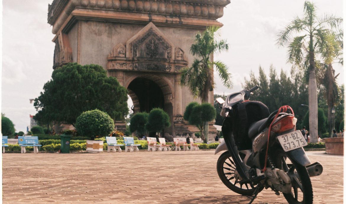 Lái xe ở Lào Cam – lịch trình và khoảnh khắc đáng nhớ